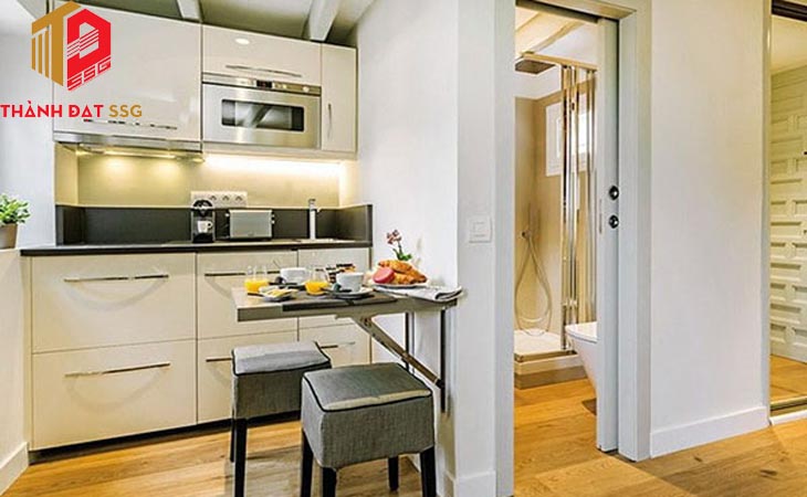 Nhà vệ sinh trên bếp có sao không?